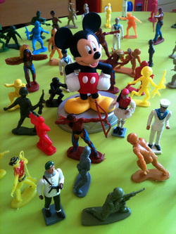 Mickey mouse surrounded by many other little figures, example of play therapy
